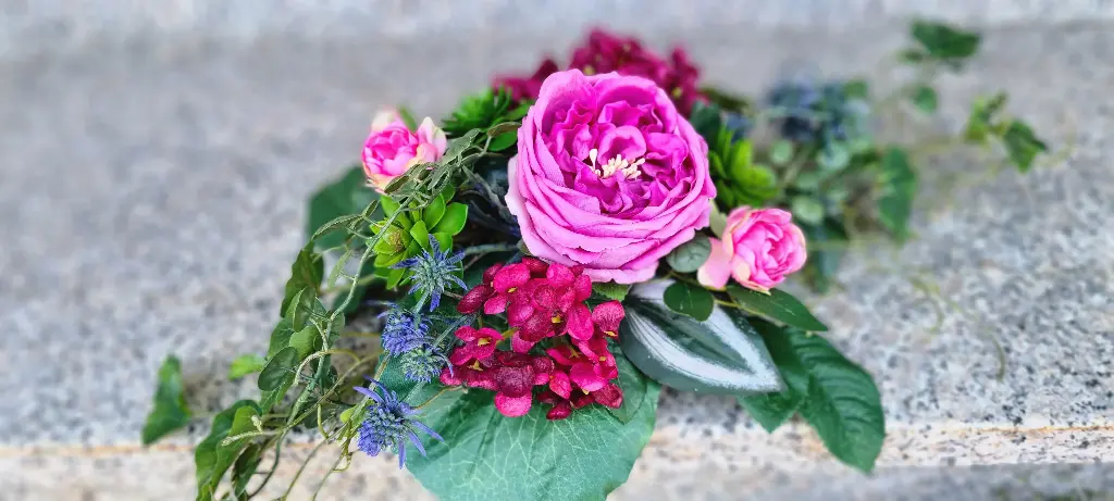 Tischgesteck länglich mit Rosen