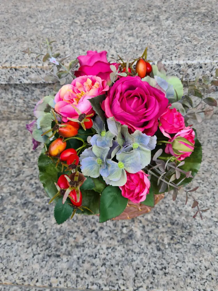 Blumenstrauß herbstlich, pink, kurz gebunden mit Rosen & Hagebutten
