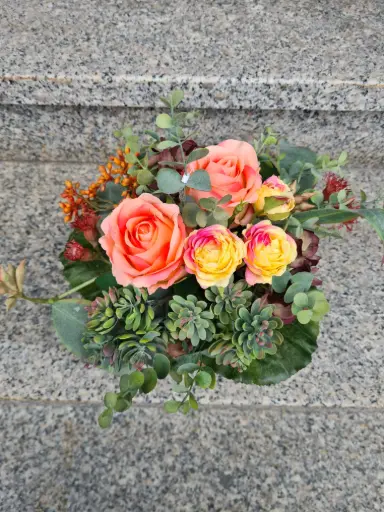 Blumenstrauß herbstlich, kurz gebunden mit Rosen & Beeren