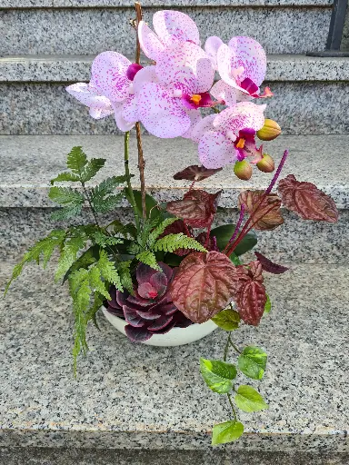 Gesteck mit Orchideen in Schale
